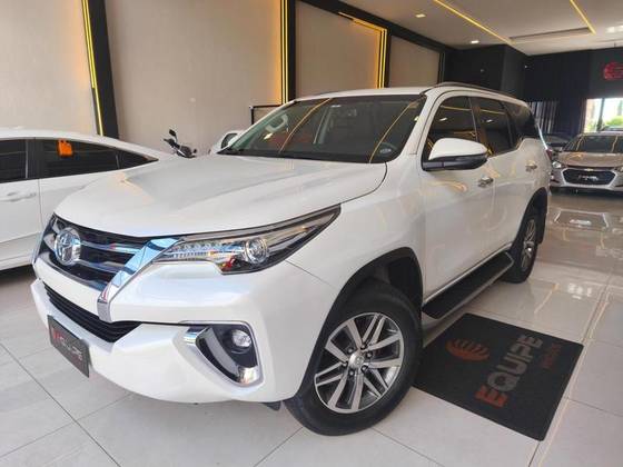 TOYOTA HILUX SW4 2.8 SRX 4X4 7 LUGARES 16V TURBO INTERCOOLER DIESEL 4P AUTOMÁTICO